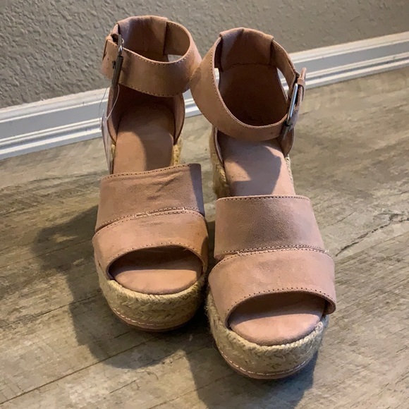 Universal Thread Wedges from Target - Picture 2 of 7